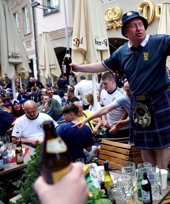 Szkoci doskonale bawią się w Niemczech. W pubach zabrakło piwa