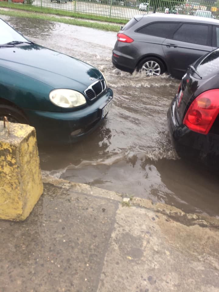 Samochody próbujące przejechać po zalanej ul. Budowlanej