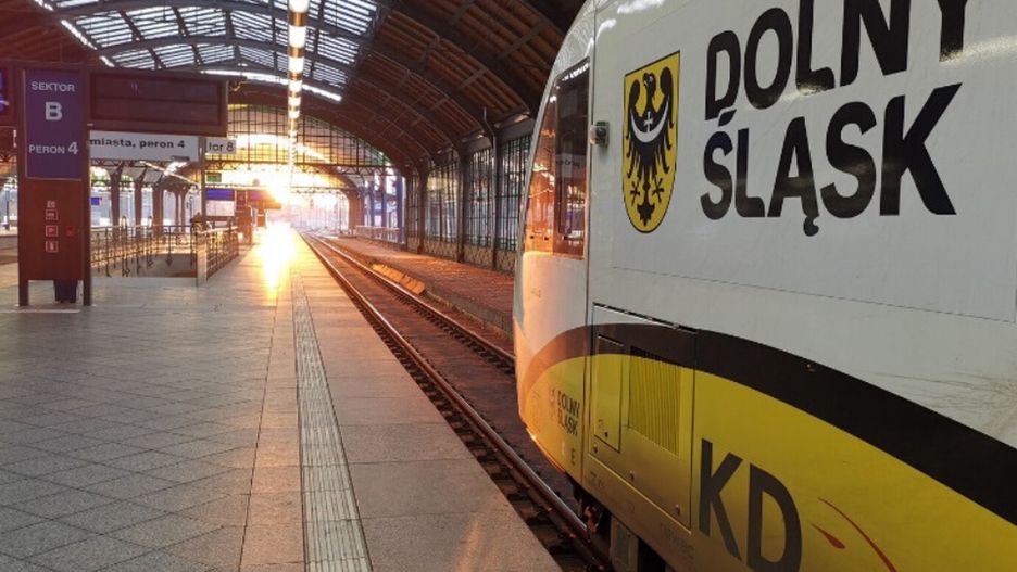 Drastyczny spadek pasażerów w Kolejach Dolnośląskich - co dalej z przewoźnikiem?