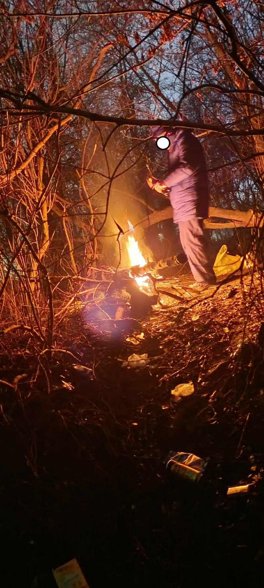 Bezdomny mężczyzna chciał się ogrzać 