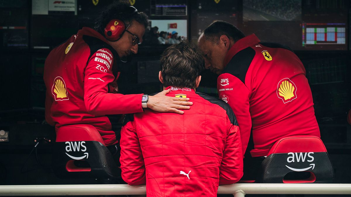 Charles Leclerc (w środku) pocieszany przez szefów Ferrari