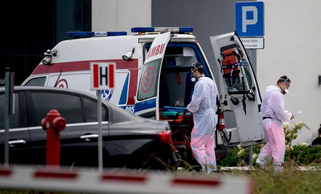 Koronawirus w Polsce. Karetka z powiatu limanowskiego (żółta strefa do piątku) przed szpitalem w Krakowie