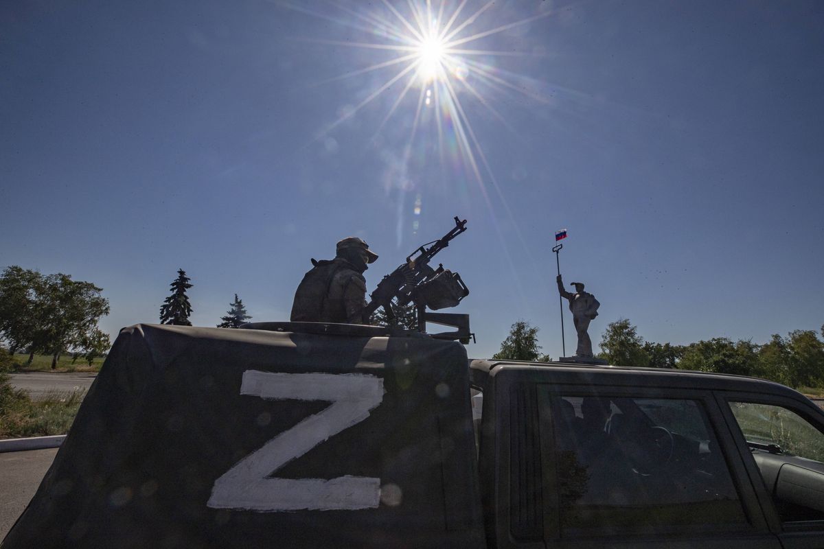 Litera "Z" stała się symbolem inwazji Rosji na Ukrainę po tym, jak tak oznaczone pojazdy wojskowe wtargnęły na terytorium sąsiada 