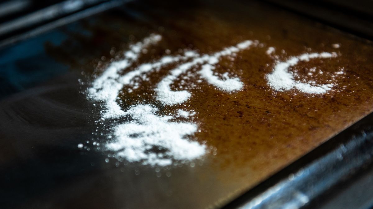 Jak usunąć zaschnięty brud z piekarnika?