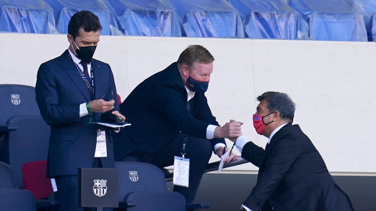 Getty Images / Pedro Salado/Quality Sport Images / Na zdjęciu: Ronald Koeman (z lewej) i Joan Laporta podają sobie ręce