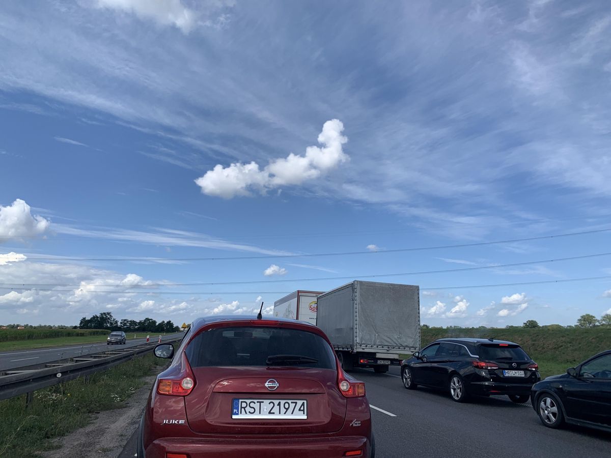Wrocław. Autostrada A4 stoi. Towar wyleciał z ciężarówki 