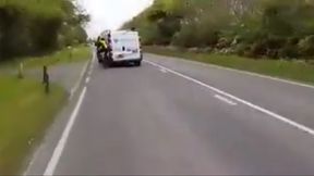 Kolarz cudem uniknął poważnego wypadku. Kierowca chciał go staranować