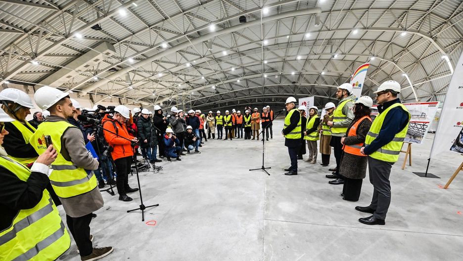 W Bydgoszczy finiszuje budowa hali lekkoatletycznej i strzelectwa sportowego. 8 grudnia 2025 roku obiekt wizytował m.in. Jakub Rutnicki, minister sportu.