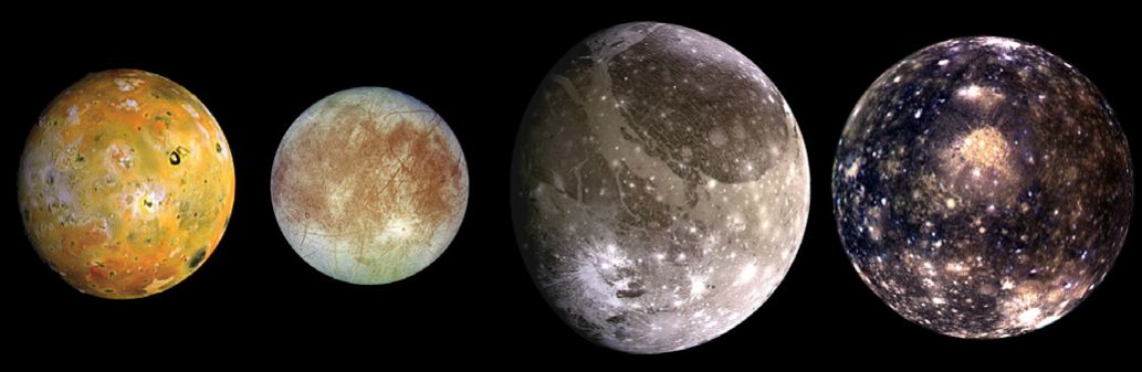 Księżyce galileuszowe. Od lewej do prawej, w kolejności rosnącej odległości od Jowisza: Io, Europa, Ganimedes, Kallisto.