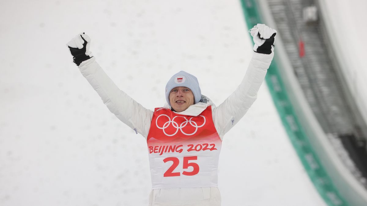 Zhangjiakou, Chiny, 06.02.2022. Zimowe Igrzyska Olimpijskie - Pekin 2022. Polak Dawid Kubacki podczas ceremonii kwiatowej. Nasz zawodnik został brązowym medalistą w konkursie skoków narciarskich na obiekcie normalnym w Zhangjiakou, 6 bm. (js) PAP/Grzegorz Momot