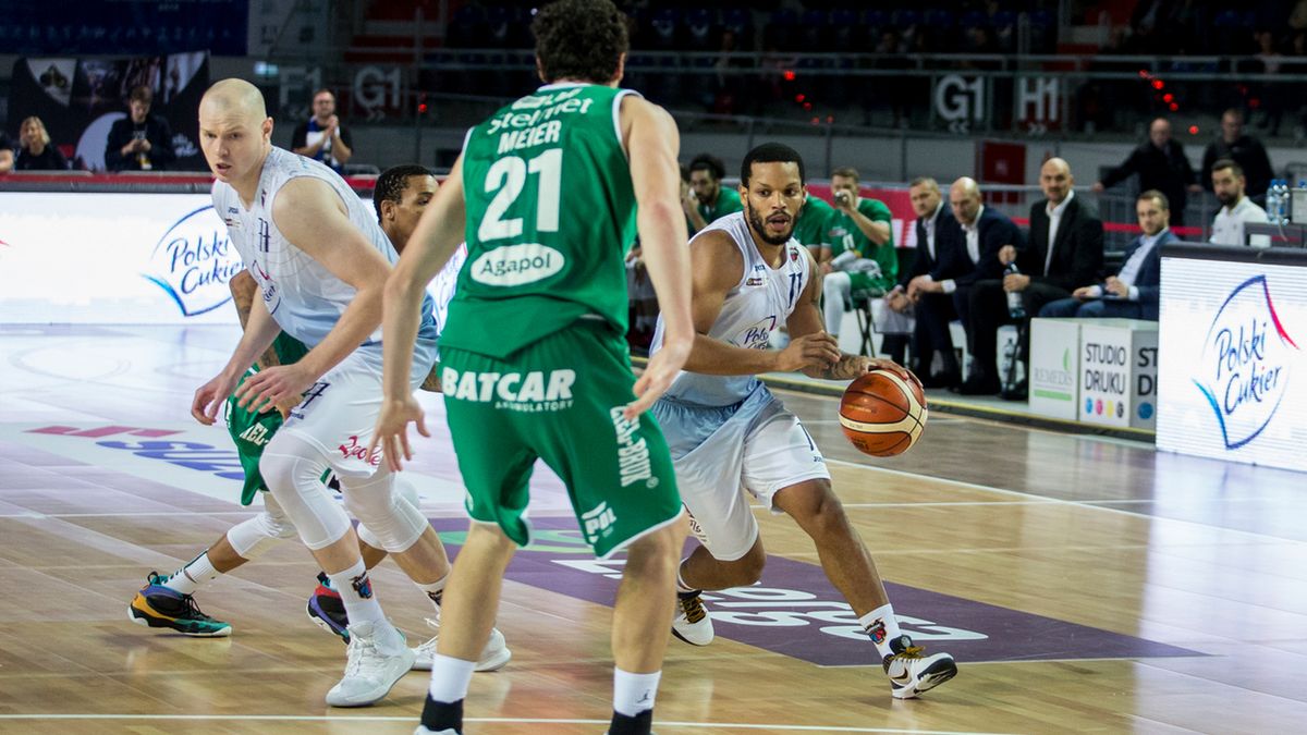 WP SportoweFakty / Jacek Wojciechowski / Na zdjęciu: Chris Wright (z piłką) w akcji z Damianem Kuligiem