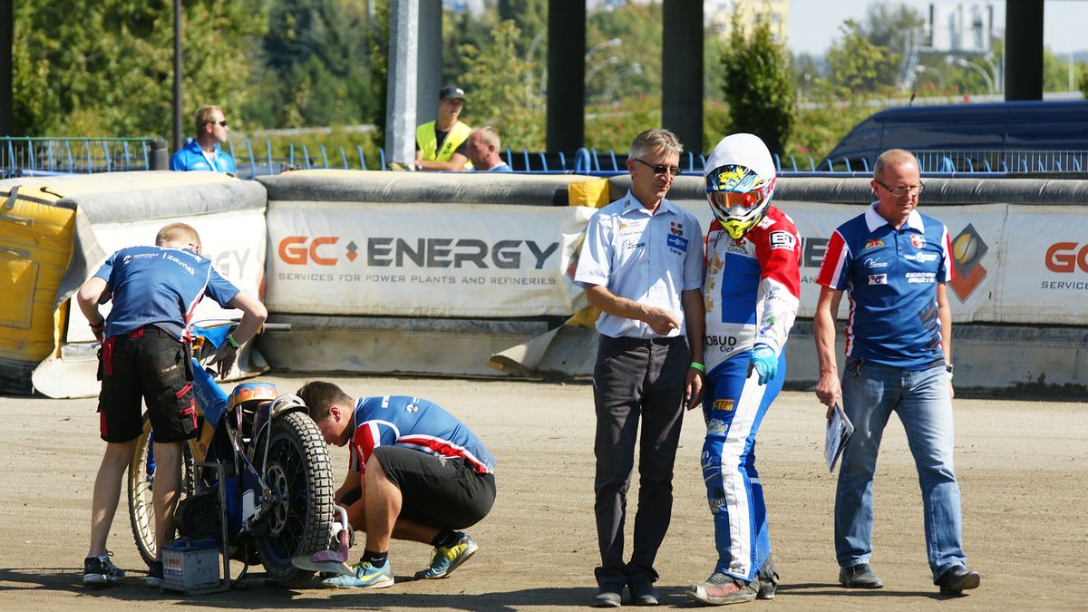 Zdjęcie okładkowe artykułu: WP SportoweFakty / Marcin Inglot / Na zdjęciu: Dawid Wawrzyniak (w kasku białym) w rozmowie z trenerem Grzegorzem Dzikowskim