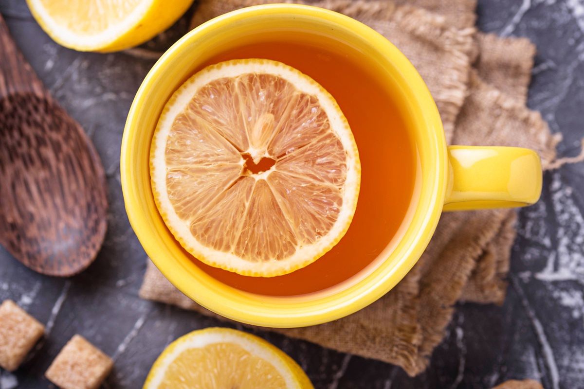 Polacy uwielbiają herbatę z miodem i cytryną. Mało kto wie, jak naprawdę działa na organizm