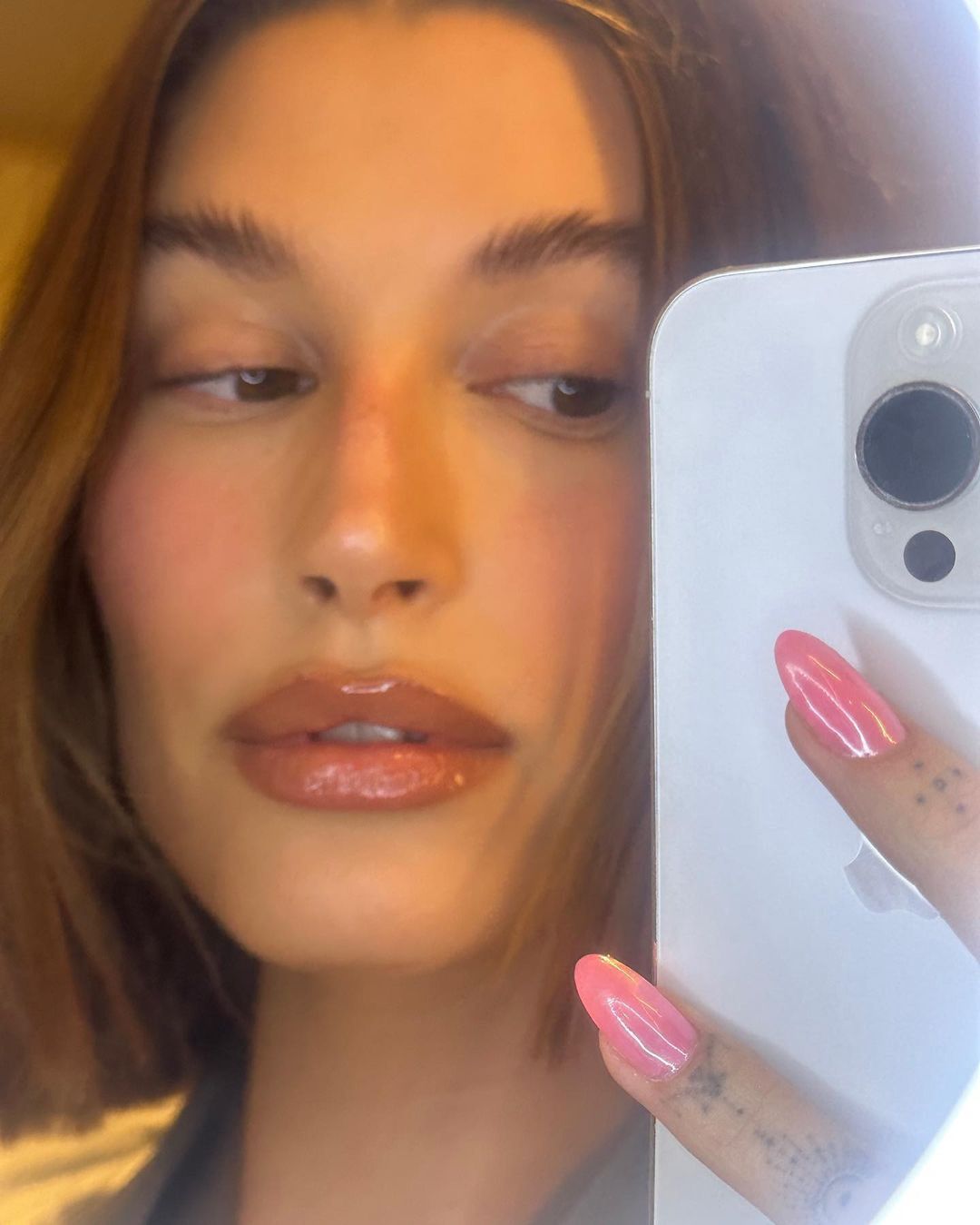 Hailey Bieber wybrała różowy manicure 