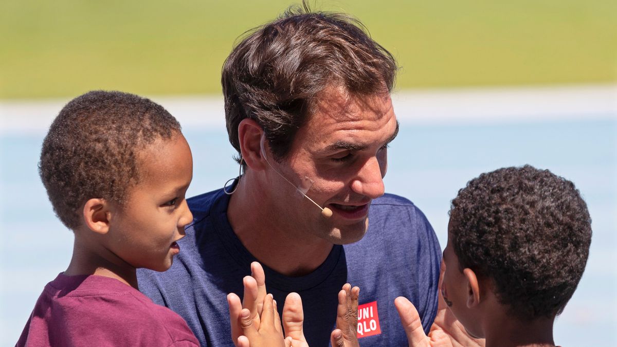 Roger Federer z dziećmi w Afryce