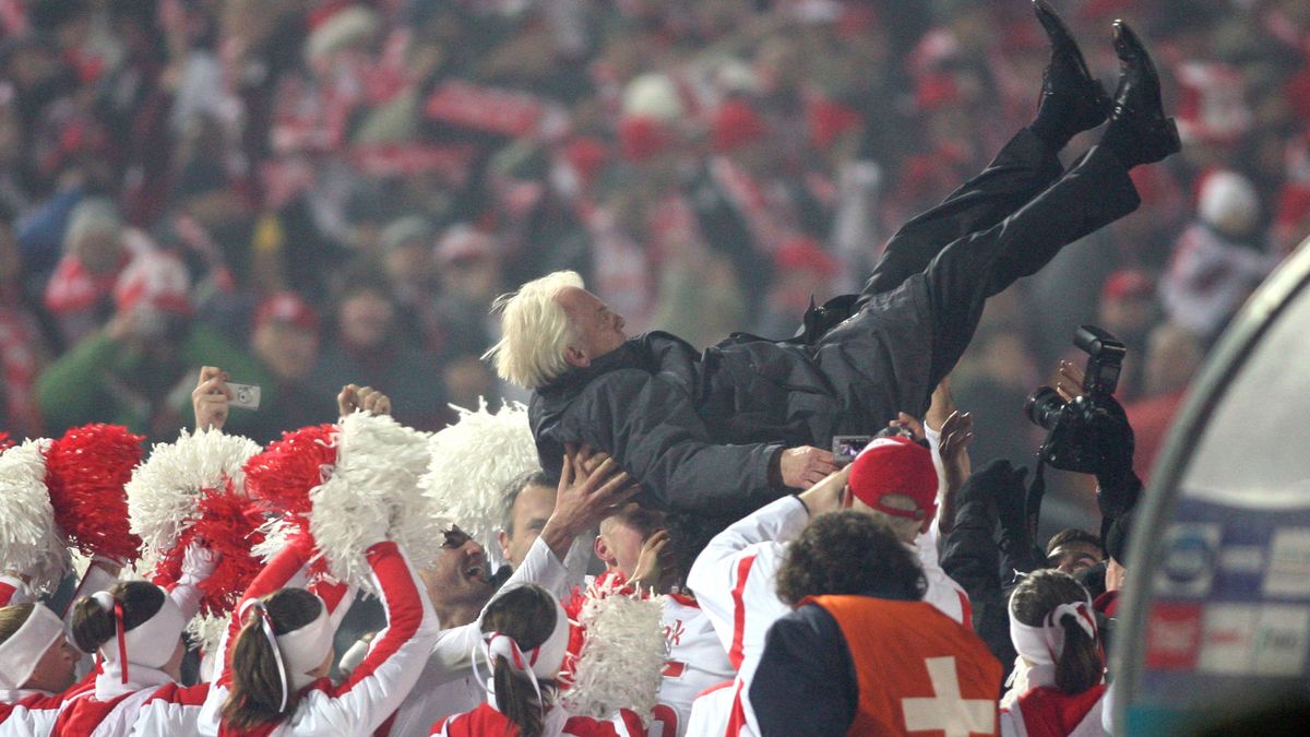 Zdjęcie okładkowe artykułu: Newspix / Maciej Śmiarowski / Leo Beenhakker podrzucany przez piłkarzy po awansie reprezentacji na Euro 2008