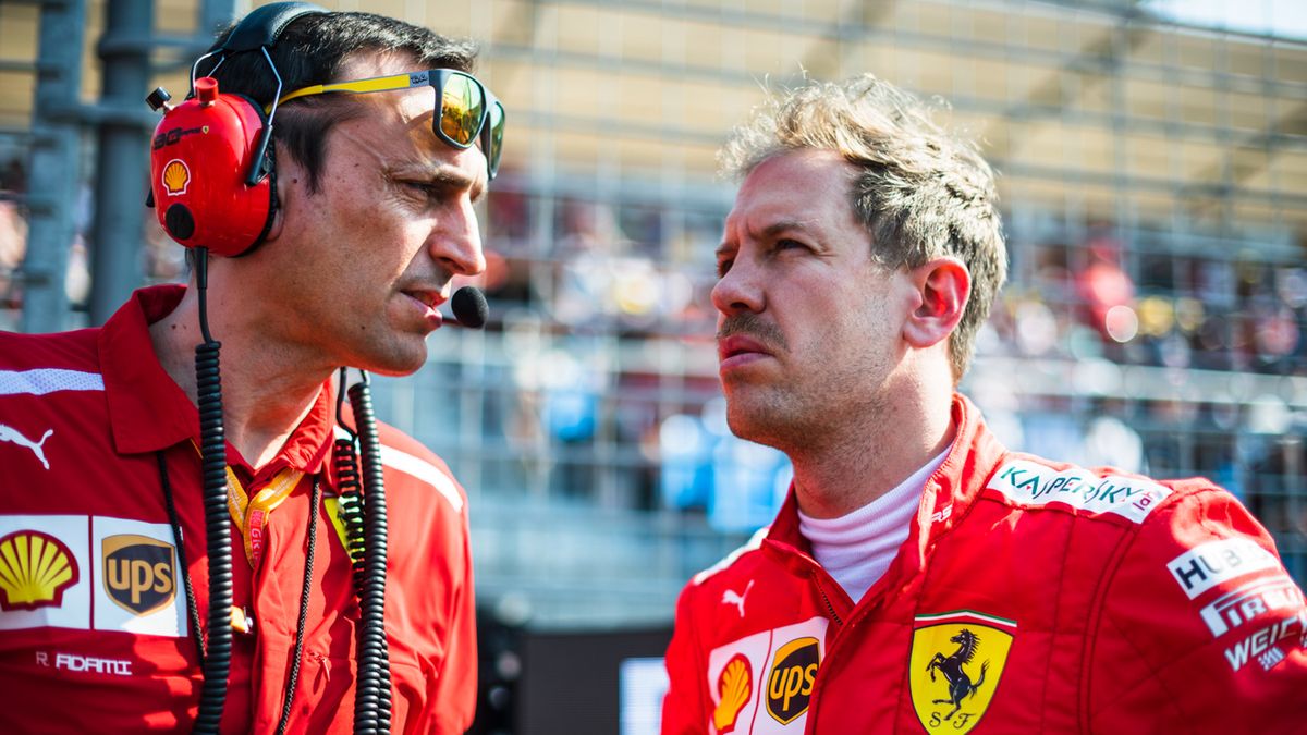 Sebastian Vettel (po prawej) w rozmowie z inżynierem