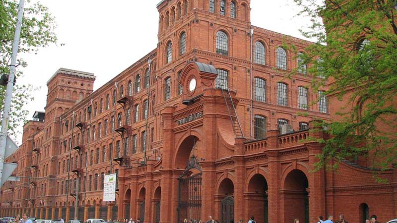 Brama do dawnego imperium włókienniczego Kalmana Izraela Poznańskiego przy ulicy Ogrodowej w Łodzi. Obecnie centrum kulturalno-handlowo-rozrywkowe "Manufaktura".