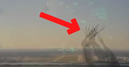 Sekundę później T-45C runął na domy. Armia USA pokazała nowy film
