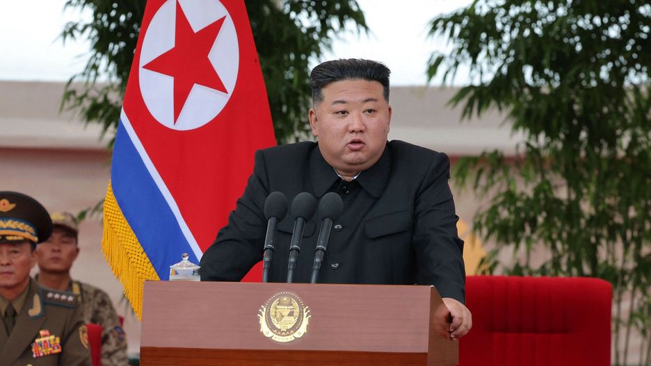 Archiwum zagraniczne East News 2024-08
This picture taken on August 2, 2024 and released from North Korea's official Korean Central News Agency (KCNA) via KNS on August 3, 2024 shows North Korean leader Kim Jong Un delivering a speech as he visits the helicopter unit of the Air Force of the Korean People's Army (KPA) that rescued over 4,200 people in flood-hit areas in the northwestern part of North Pyongan Province, at an undisclosed location. (Photo by KCNA VIA KNS / AFP) / - South Korea OUT / REPUBLIC OF KOREA OUT   ---EDITORS NOTE--- RESTRICTED TO EDITORIAL USE - MANDATORY CREDIT "AFP PHOTO/KCNA VIA KNS" - NO MARKETING NO ADVERTISING CAMPAIGNS - DISTRIBUTED AS A SERVICE TO CLIENTS
THIS PICTURE WAS MADE AVAILABLE BY A THIRD PARTY. AFP CAN NOT INDEPENDENTLY VERIFY THE AUTHENTICITY, LOCATION, DATE AND CONTENT OF THIS IMAGE. THIS PHOTO IS DISTRIBUTED EXACTLY AS RECEIVED BY AFP. /
STR