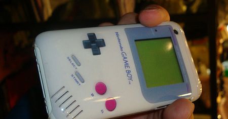Funkcjonalny jak iPhone, ładny jak GameBoy