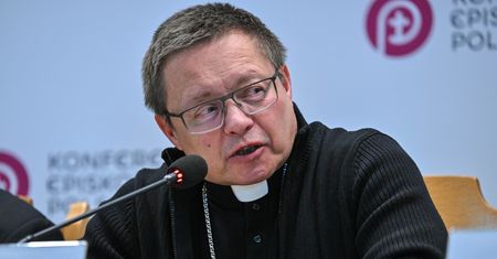 Miała wyrzucić krzyż do kosza. Kard. Ryś o sprawie nauczycielki