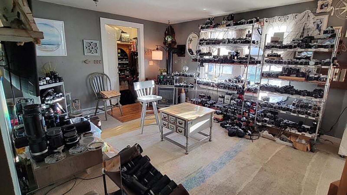 W składziku były prawie 2000 apratów na film.