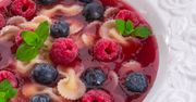 Użyj sezonowych owoców leśnych i odczaruj zły urok. Twoje dzieci w końcu polubią zupę owocową