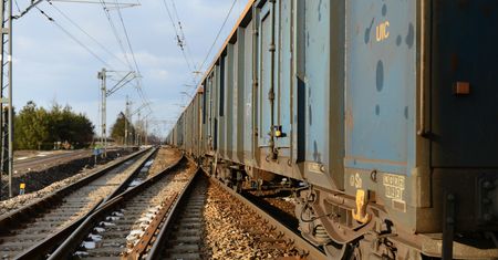 Podlaskie. Pociąg wypadł z torów. Wielogodzinne utrudnienia