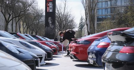Zlot Porsche Club Poland w Lublinie. Na placu Teatralnym można podziwiać blisko 30 aut
