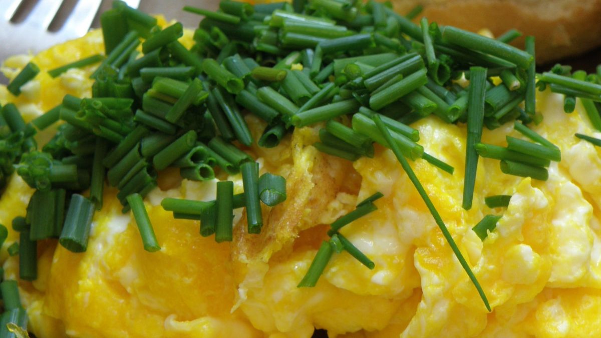 Jajecznica wyjdzie idealnie kremowa i delikatna