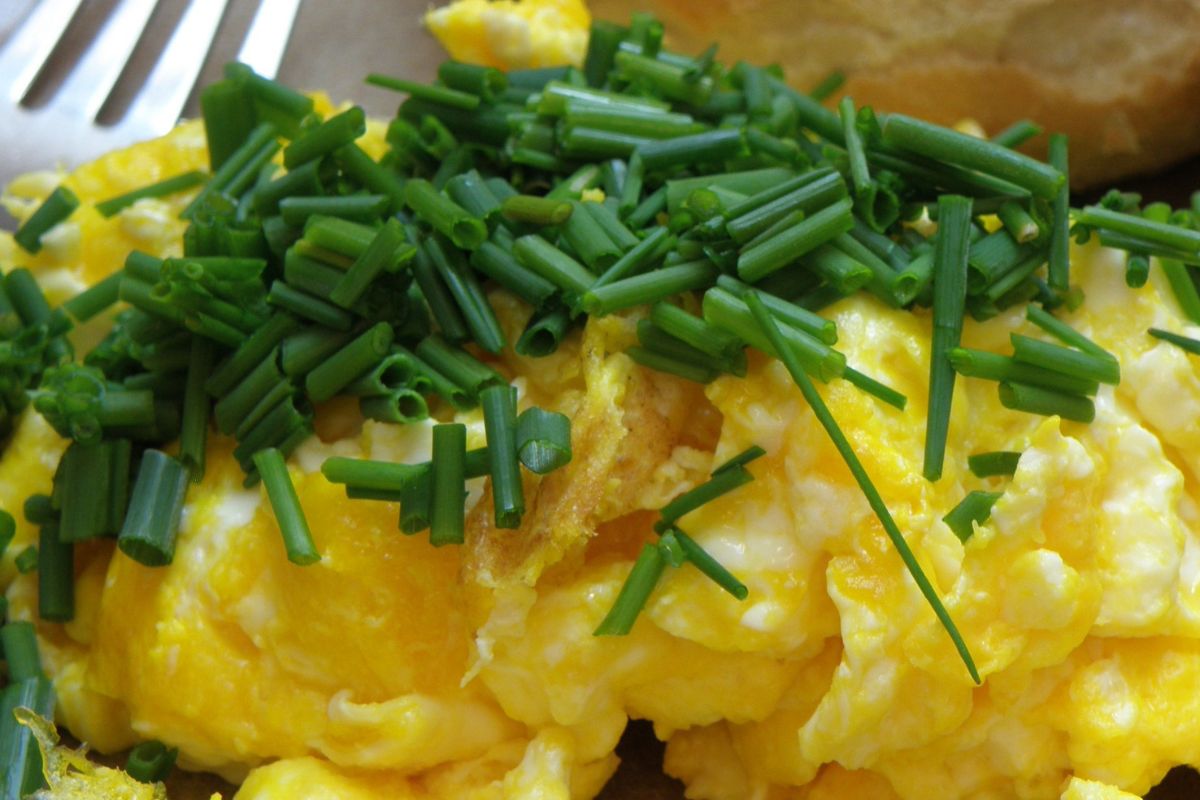 Wlej 2 łyżki do jajecznicy. Ten trik szefów kuchni sprawi, że będzie kremowa i puszysta