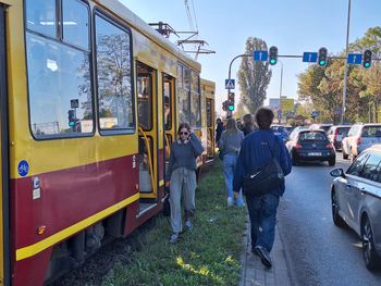 Łódź: Dziś i jutro zmiany dla kierowców i MPK. Drogowcy wchodzą na Szparagową i Wersalską, tramwaje wracają na Pomorską, a znikają z Pabianickiej