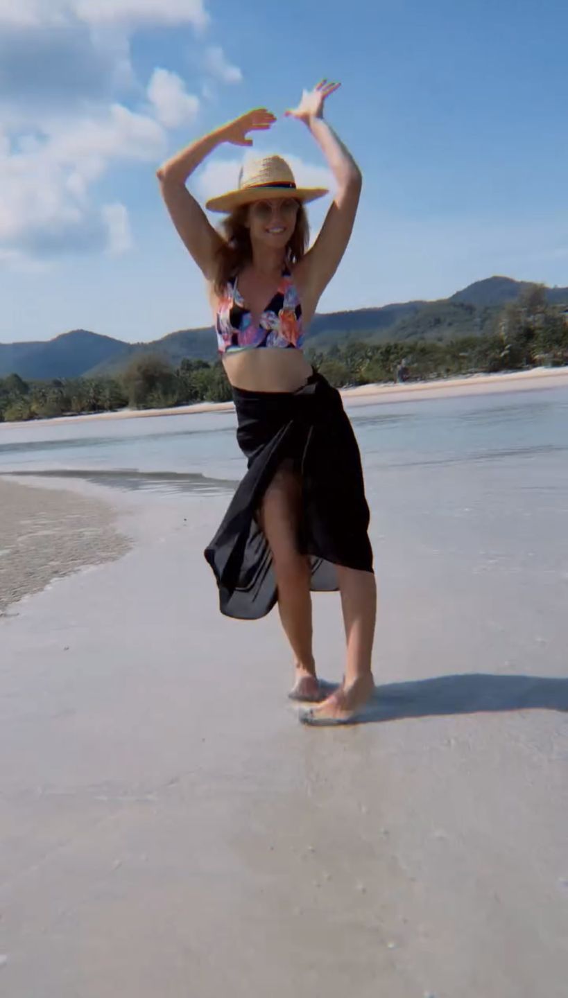 Agnieszka Kaczorowska tańczy na plaży