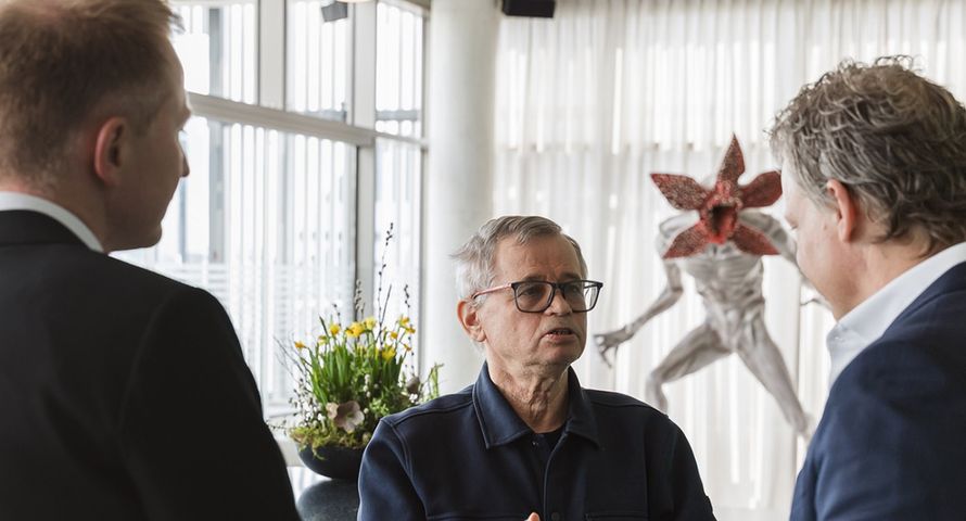 Netflix nakręci film o polskim nauczycielu informatyki. Więcej inżynierów w Warszawie