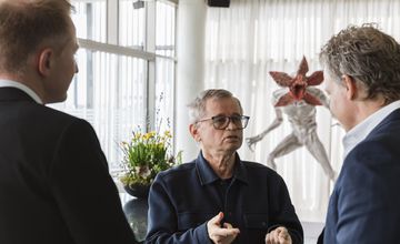 Netflix nakręci film o polskim nauczycielu informatyki. Więcej inżynierów w polskim biurze