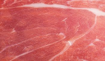 Kupiłeś wędlinę na święta i zauważyłeś metaliczny połysk. Czy można ją jeść bez obaw?