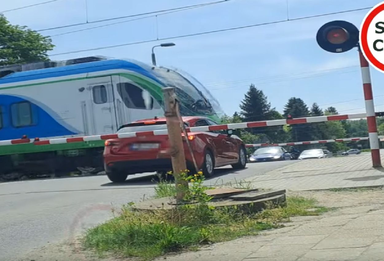 Blisko tragedii na przejeździe kolejowym. Wideo pojawiło się w sieci