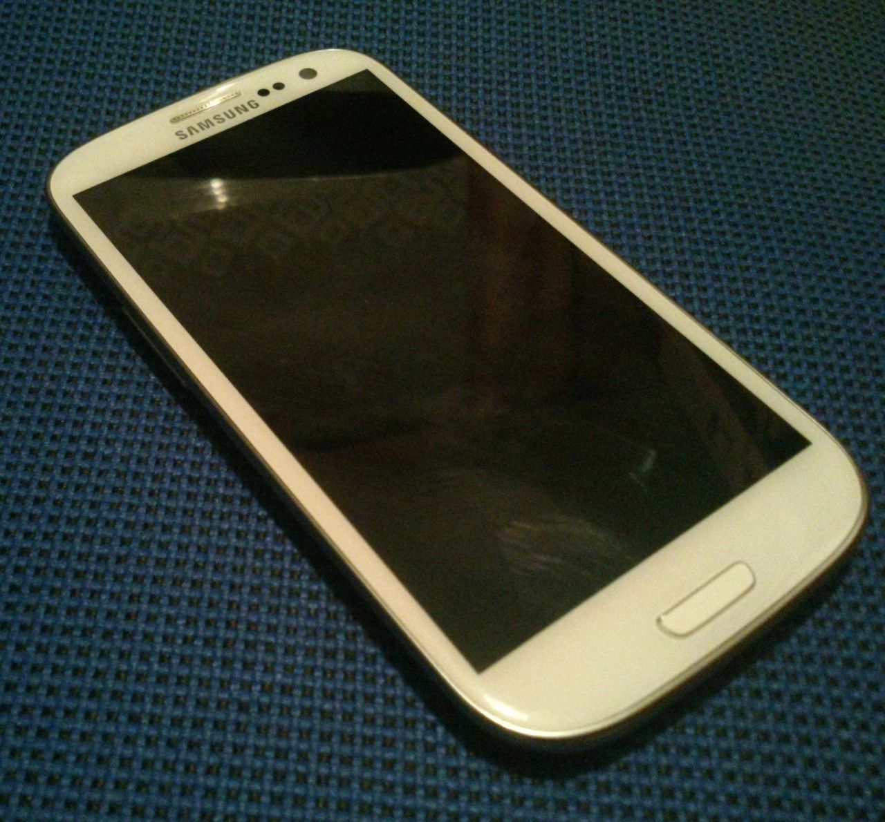 Banan znęca się nad smartfonem Samsung Galaxy S III