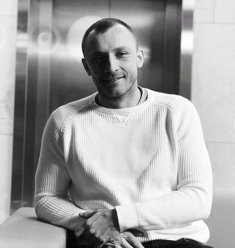 Kamil Nożyński z serialu "Ślepnąc od świateł"