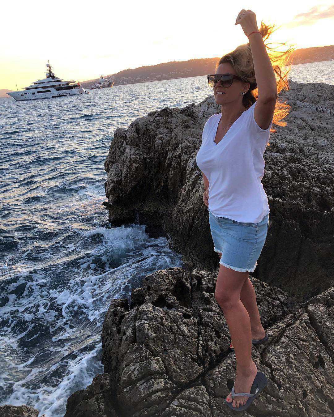 Karolina Szostak wypina biust o poranku