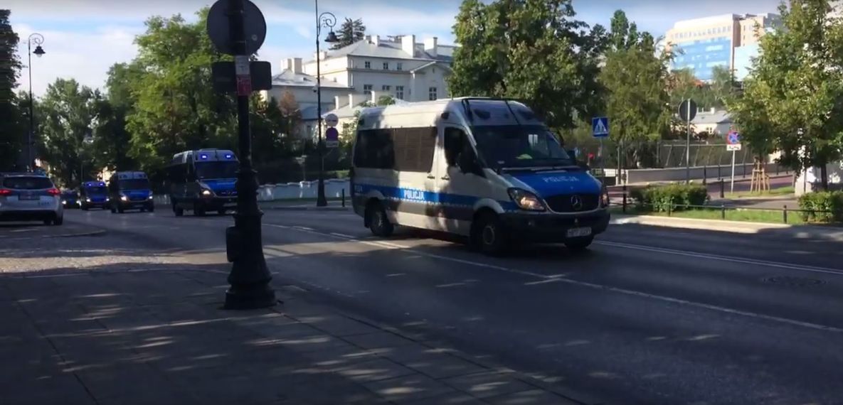Policja kieruje się przed Sejm. Ściągane są dodatkowe posiłki