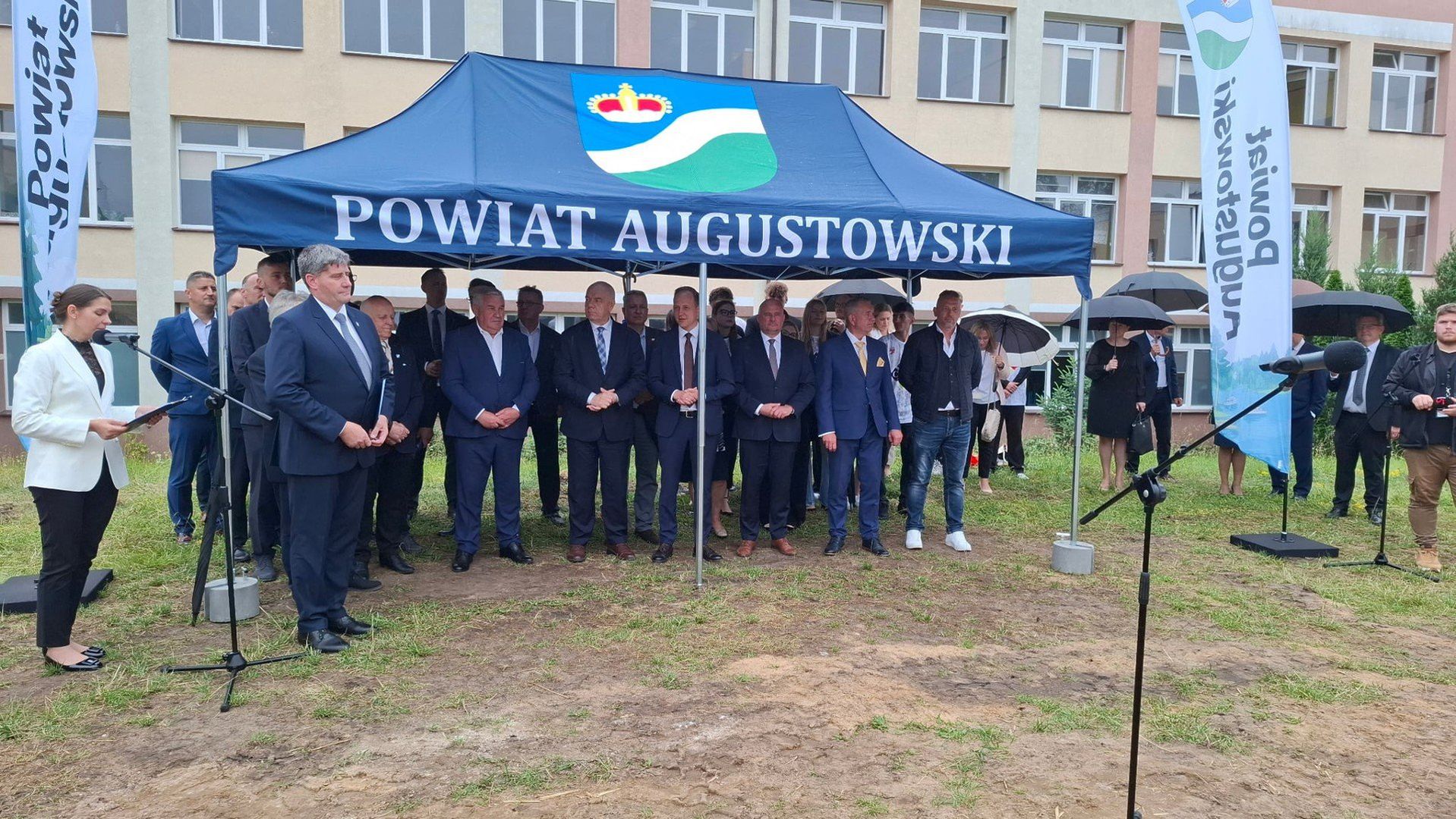 Symboliczne wbicie łopaty pod budowę sali przy ACE