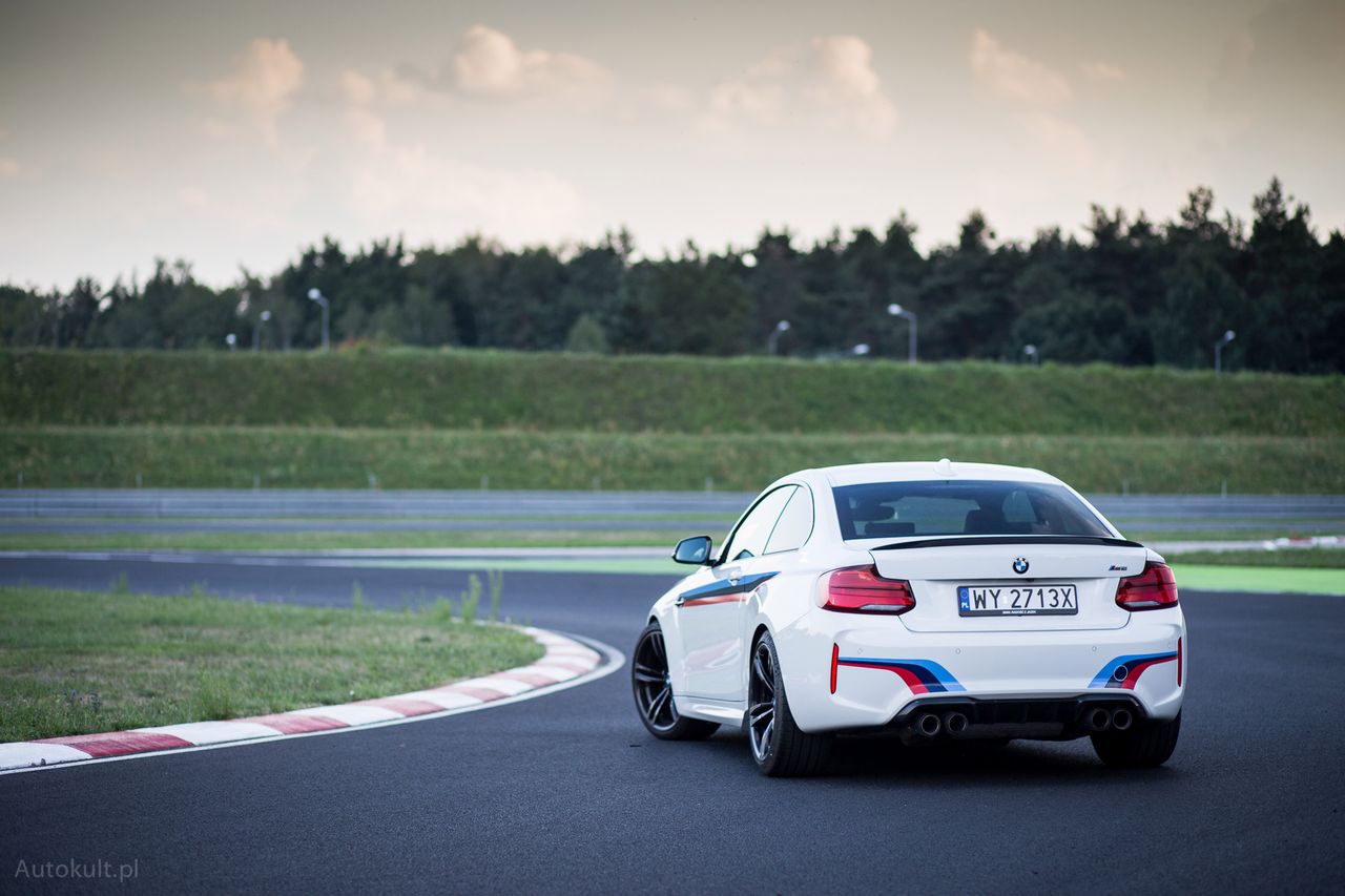 BMW M2 z pakietem M Performance na torze: zapowiedź testu wideo