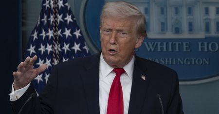 Polityczna kiełbasa Trumpa. Na oczach świata śmieszy, tumani, przestrasza [OPINIA]