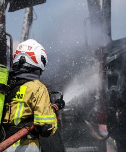 Bisztynek: ogromny pożar fabryki mebli. Zawaliła się hala produkcyjna