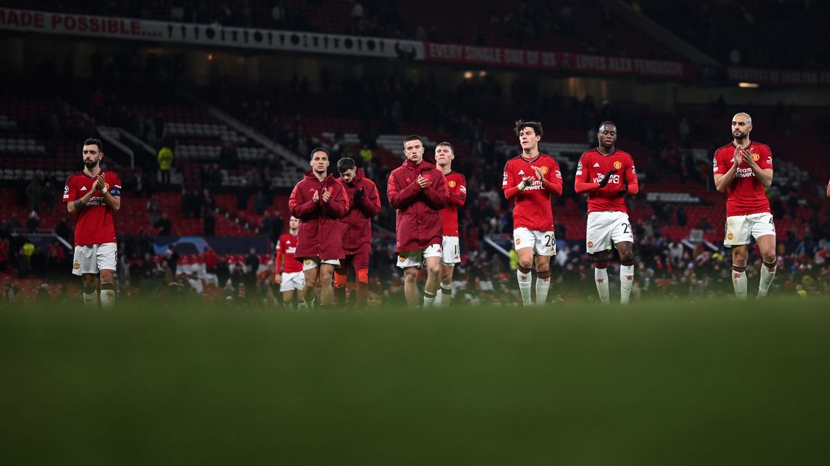 MANCHESTER, ENGLAND - DECEMBER 12: Manchester United players look dejected after the UEFA Champions League match between Manchester United and FC Bayern München at Old Trafford on December 12, 2023 in Manchester, England. (Photo by Michael Regan - UEFA/UEFA via Getty Images)