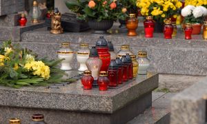 Znicz gaśnie za szybko? Wsyp to do środka. Tani patent z kuchni