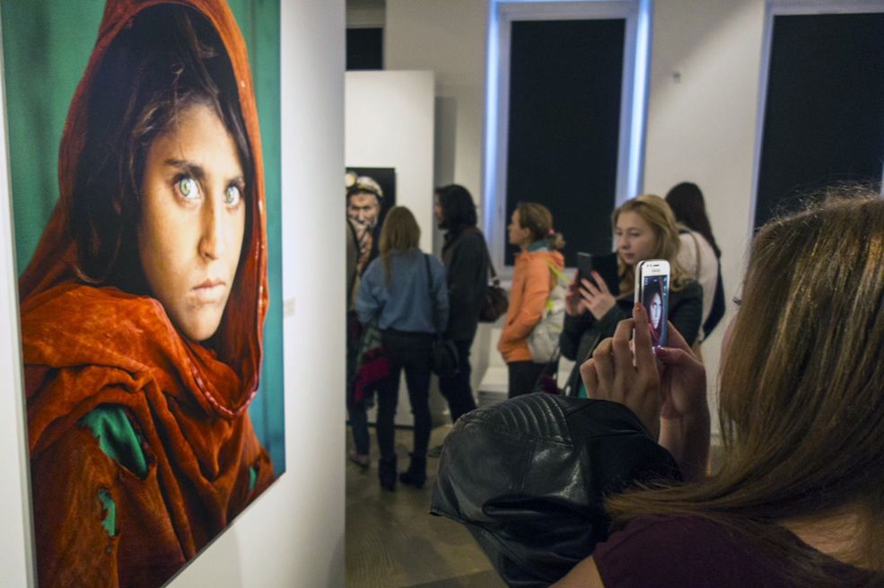 Zdjęcie z wernisażu Steve'a McCurry w Leica Gallery w Warszawie w 2015 roku.