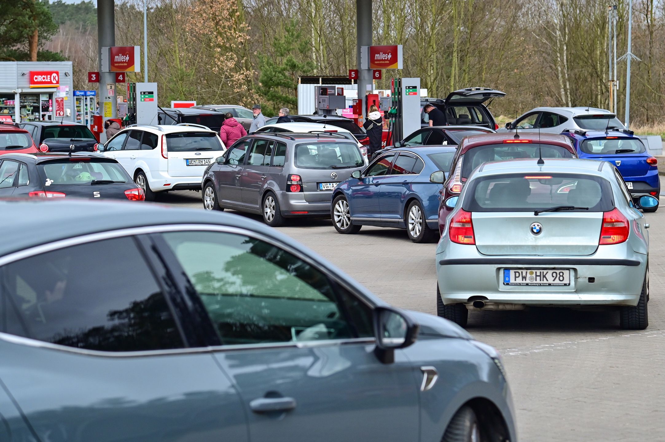 Kolejka niemieckich kierowców na jednej z przygranicznych stacji benzynowych w Lubieszynie pod Szczecinem